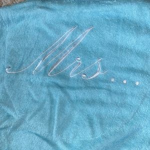 NWT Mrs. robe bridal embroidered bath robe with pockets